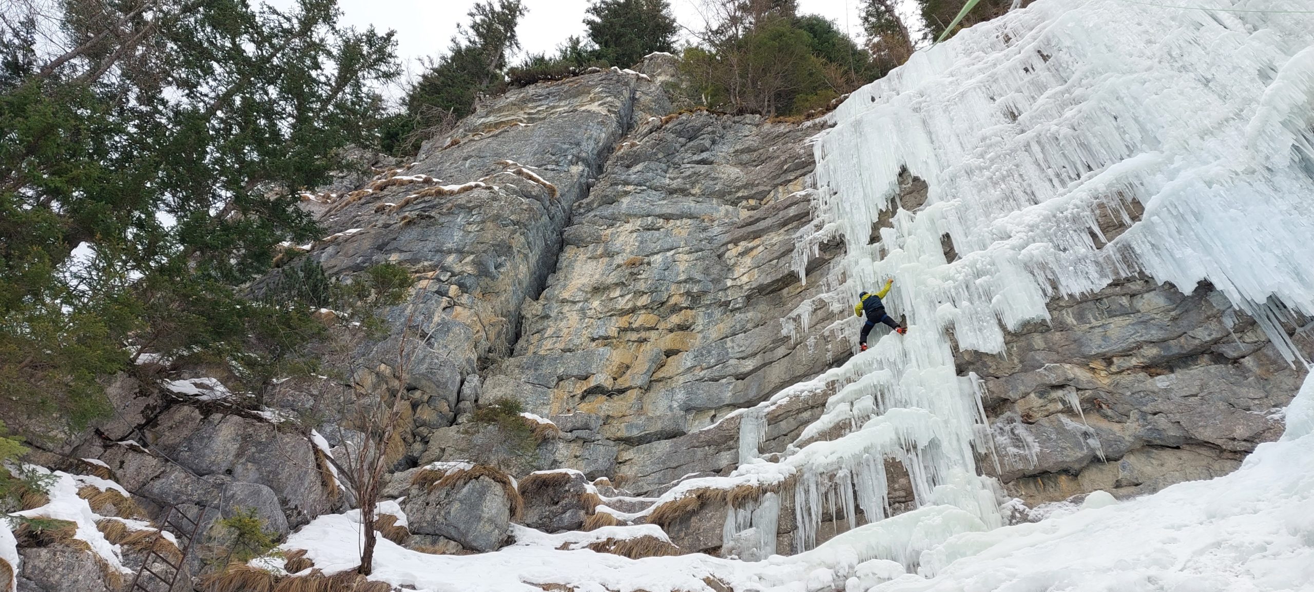 7 piolets pour la cascade de glace et l'alpinisme testés par la
