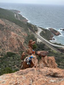 Au-dessus de la fenêtre ! 